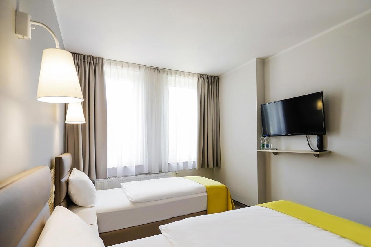 Hotel West - Airport 2*